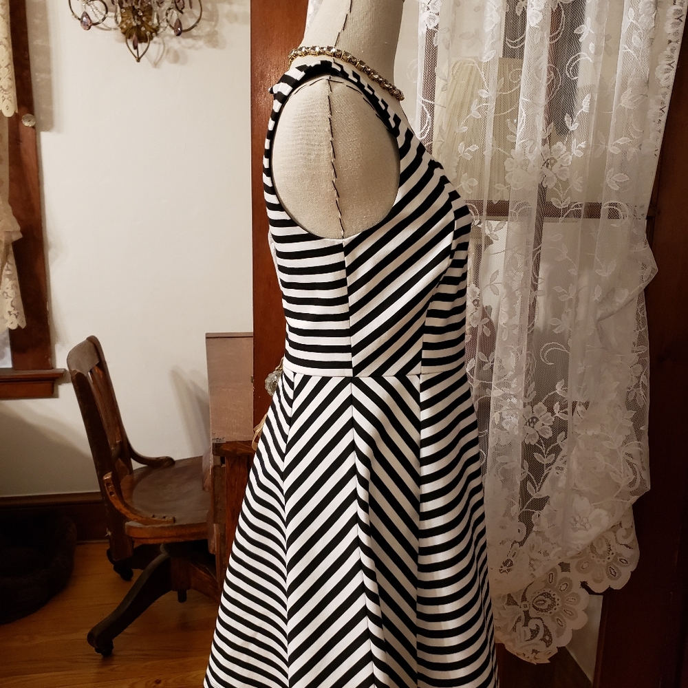EXPRESS BLACK & WHITE STRIPE DRESS - Picture 4 of 4
